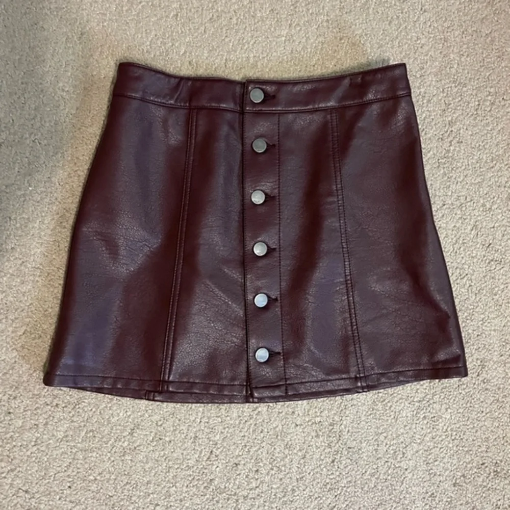 Express‎ Maroon vegan Leather button down Mini Skirt size 2